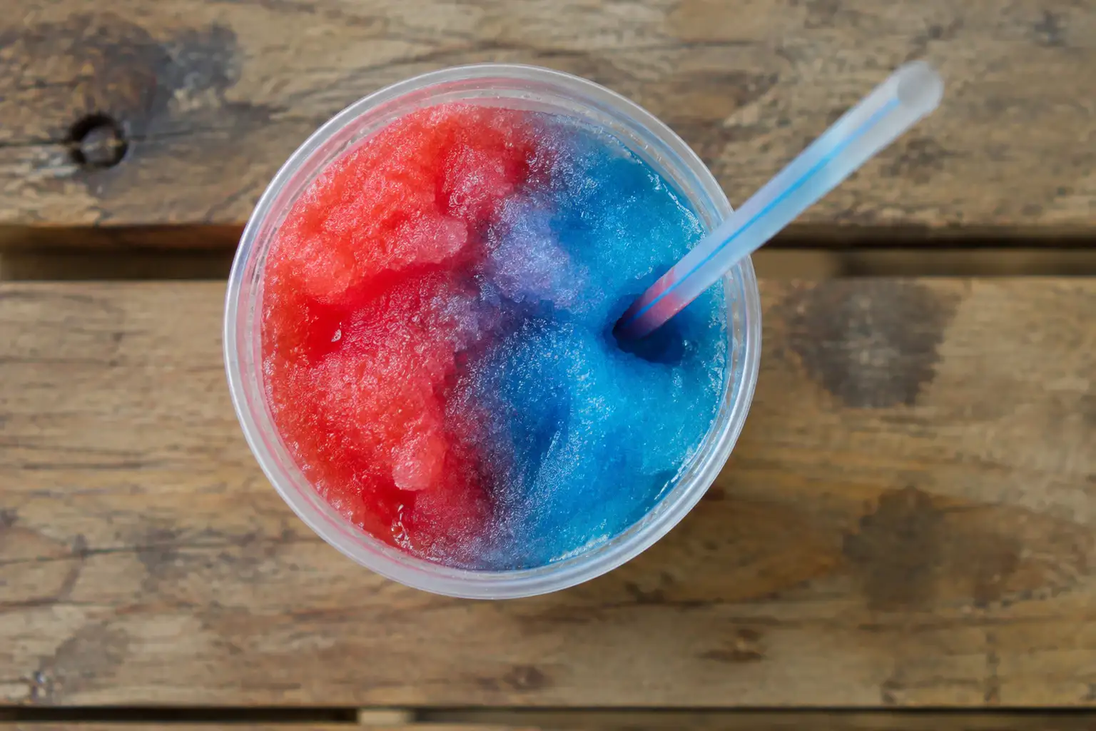 7-Eleven Slurpee Eisgetränk in einem durchsichtigen Becher, Kalorien und Nährwerte