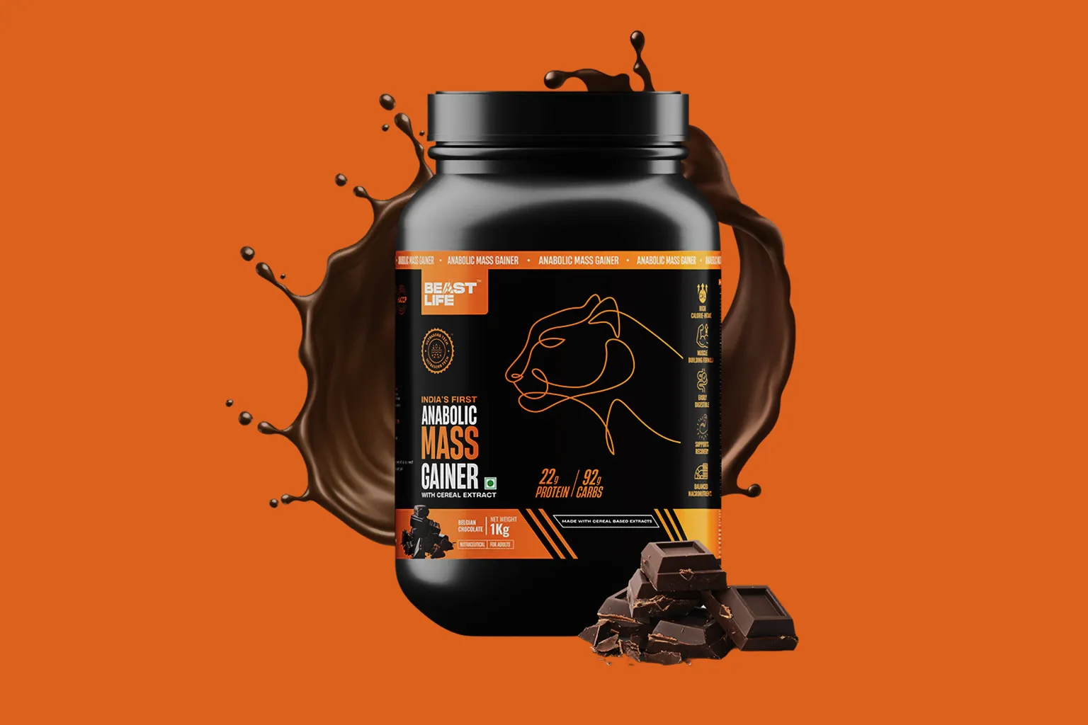 Frischer BeastLife Anabolic Mass Gainer auf rustikalem Holztisch - 465 Kalorien pro Portion