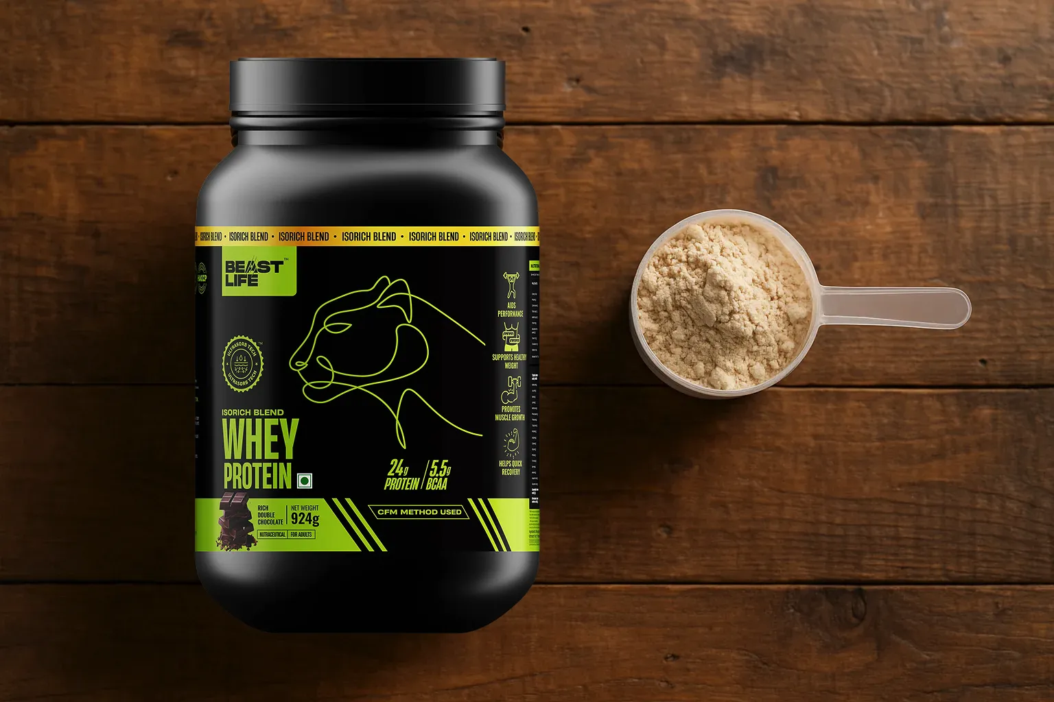 Frisches BeastLife Isorich Whey Protein auf rustikalem Holztisch - 120 Kalorien pro Portion