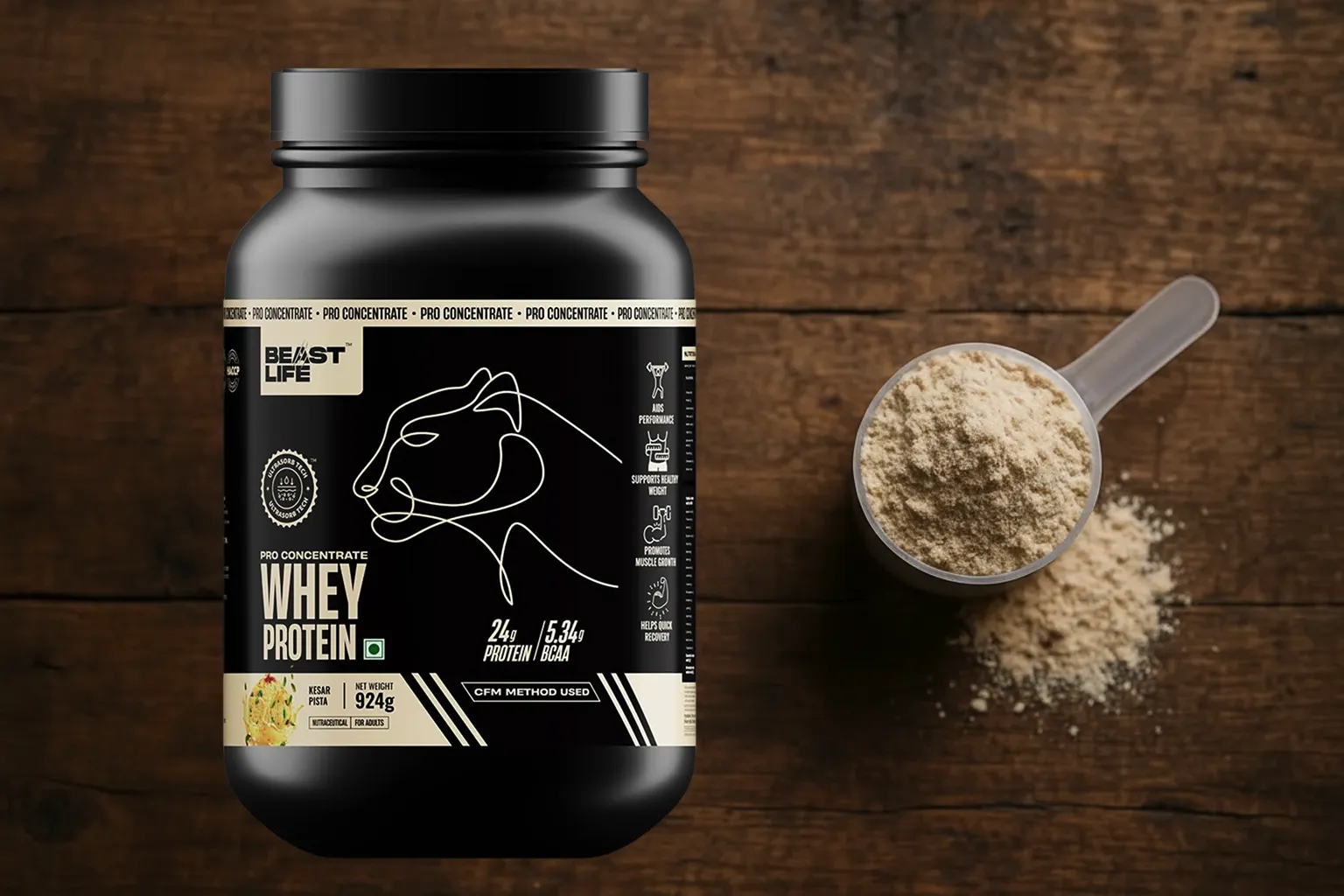 Frisches BeastLife Pro Concentrate Whey Protein auf rustikalem Holztisch - 130 Kalorien pro Portion