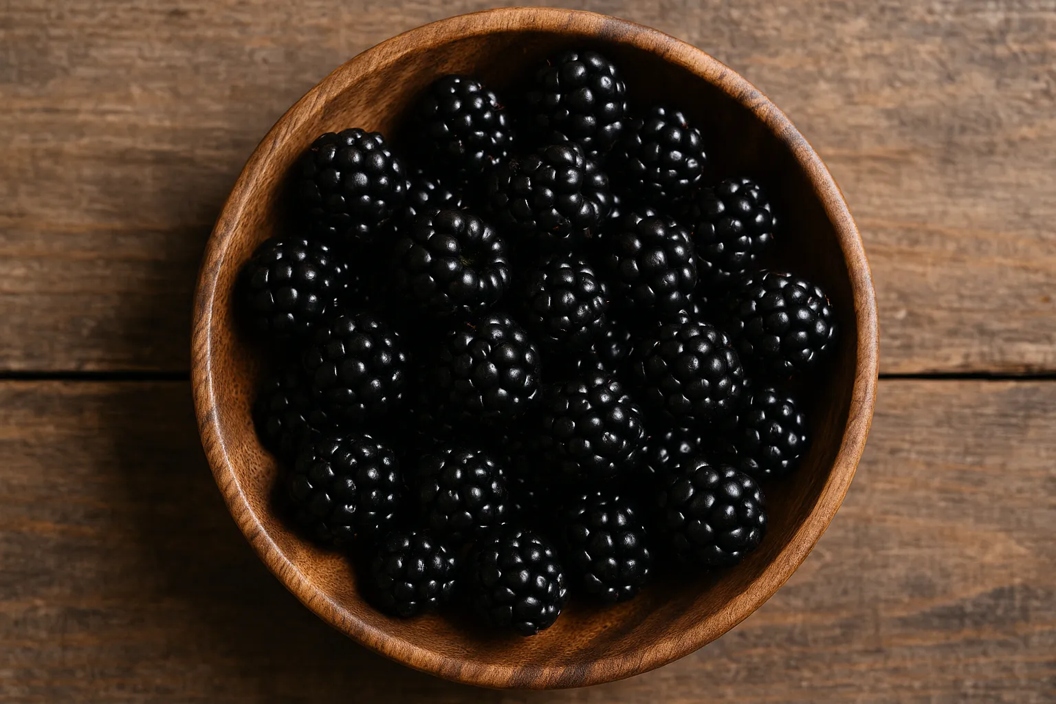 Moras frescas sobre mesa de madera rústica - 43 calorías por 100 g