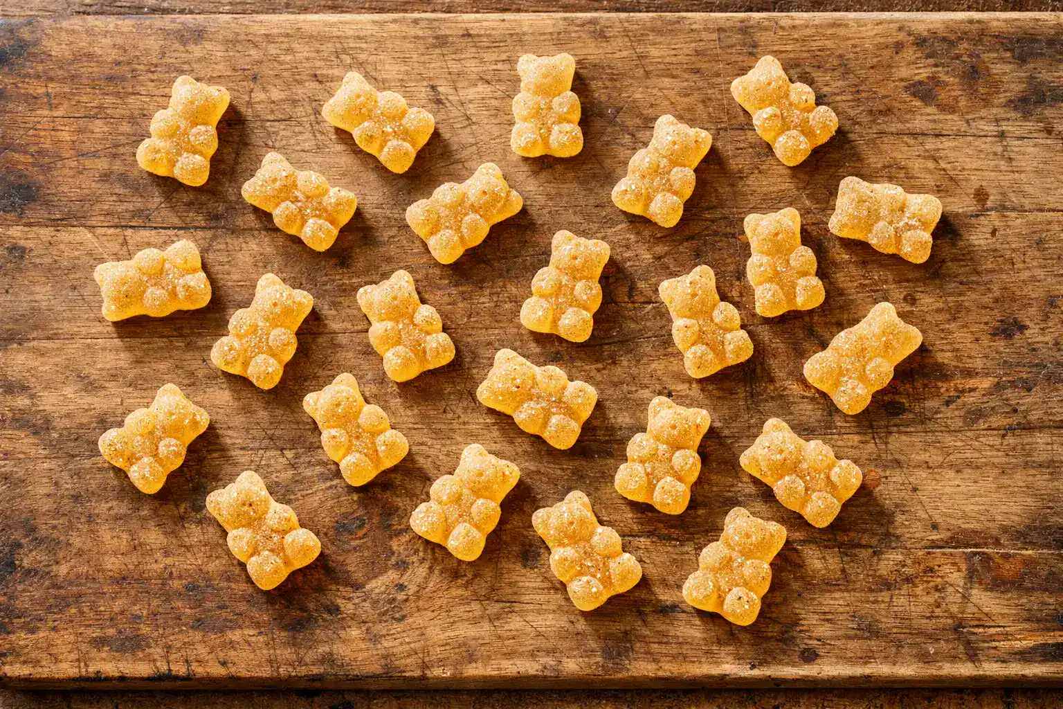 ताज़े Buderim Ginger Bears लकड़ी की मेज़ पर - 25g सर्विंग में 81 कैलोरी