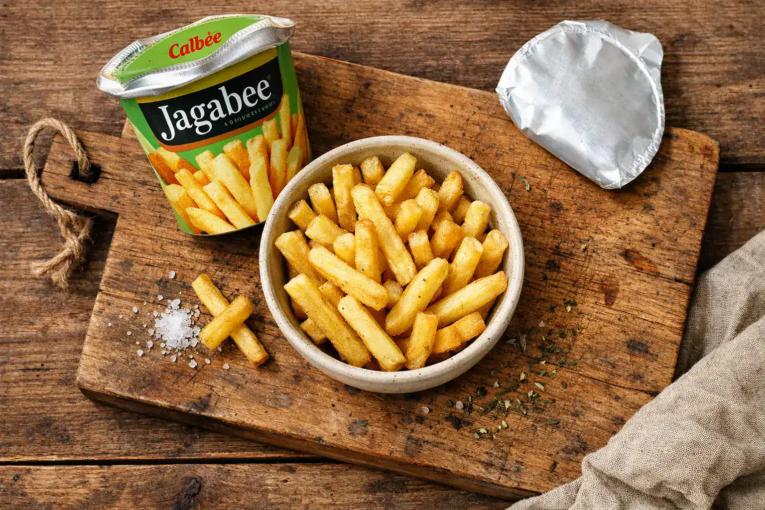 Palitos de papa Calbee Jagabee frescos en mesa rústica de madera - 160 calorías por bolsa de 40 g