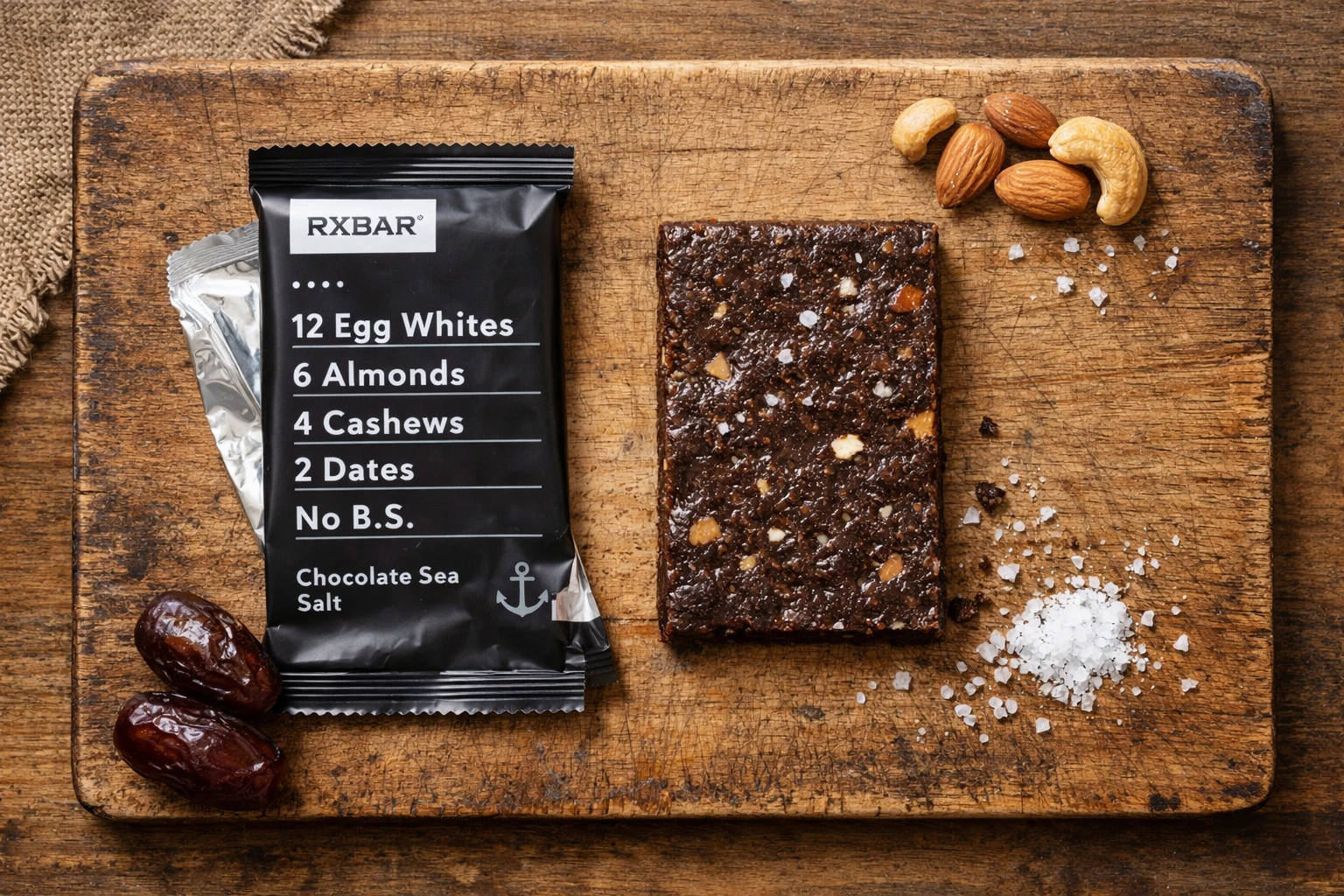 RXBAR Chocolate Sea Salt Riegel auf Holzbrett - 210 Kalorien pro Riegel