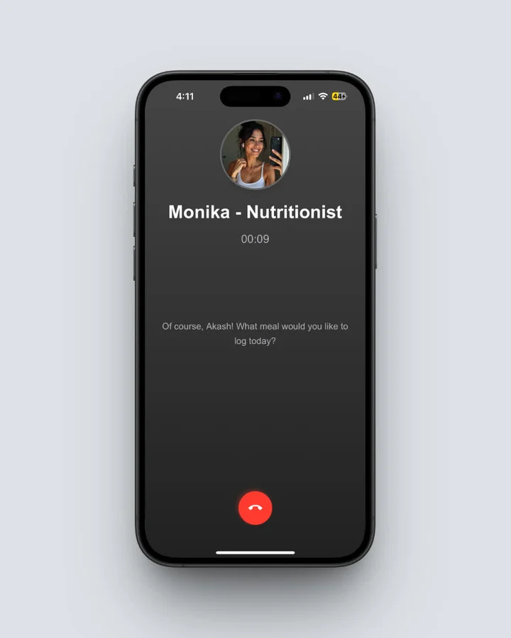 AI न्यूट्रीशनिस्ट Monika के साथ प्रोटीन सुझावों पर बातचीत दिखाता चैट इंटरफेस