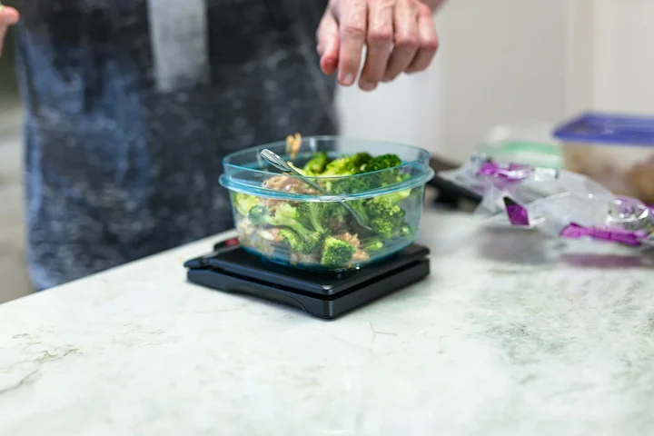 Meal-Prep-Boxen auf einem aufgeräumten Küchentisch als Bild für Portionskontrolle und Makro-Tracking beim Abnehmen