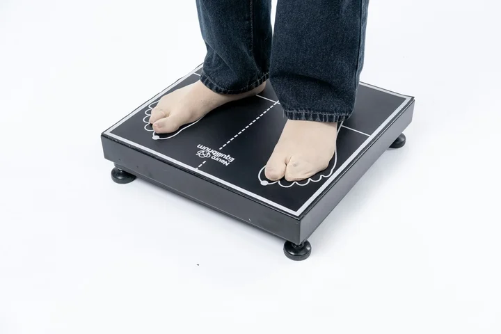 Personne debout sur une balance suivant l’évolution de son poids