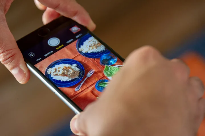 Person trackt Essen mit einer Smartphone-App
