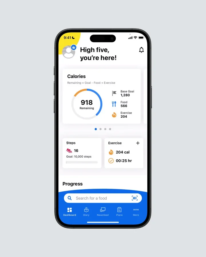 MyFitnessPal app का इंटरफेस, जिसमें AI मील स्कैनिंग फीचर और बड़े फूड डेटाबेस का जुड़ाव दिख रहा है