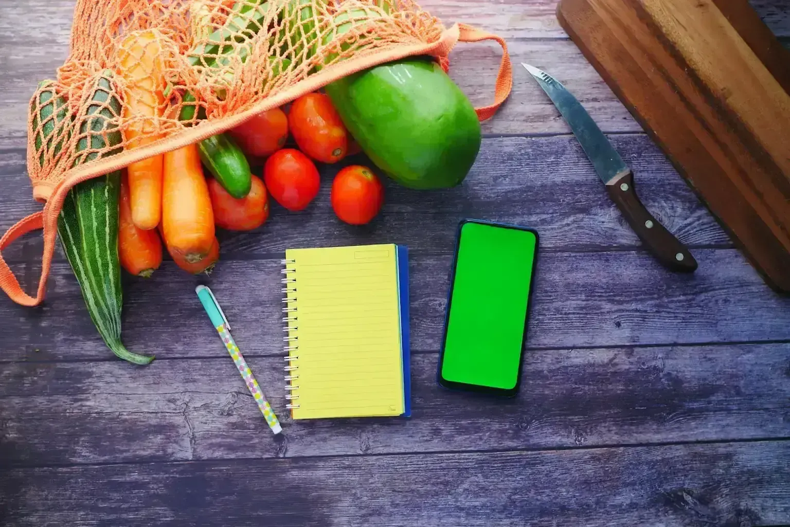 Liste de courses et légumes frais sur une table