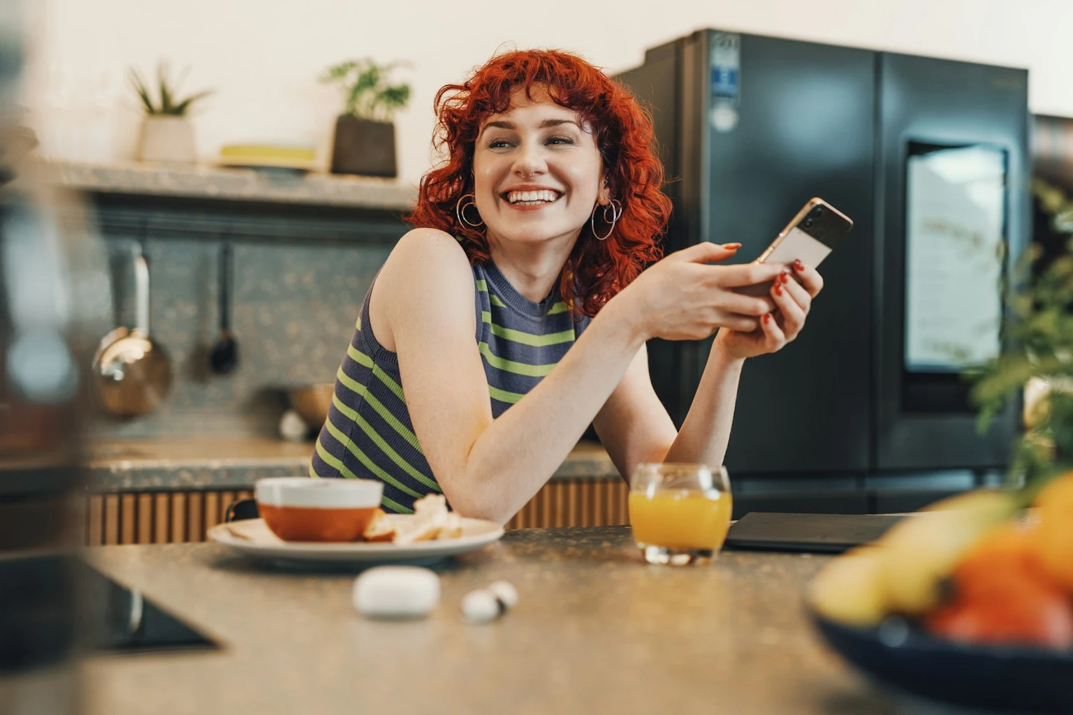 Woman logging her breakfast on a phone at the kitchen table during a 7-day parallel app test